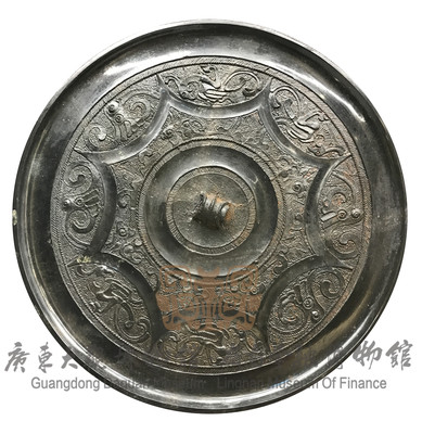 八连弧八风鸟纹镜