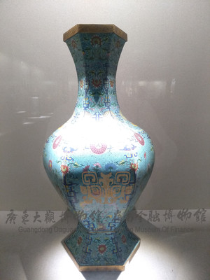 乾隆掐丝珐琅缠枝花卉纹六方瓶