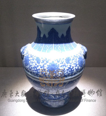 青花缠枝花卉纹铺首尊