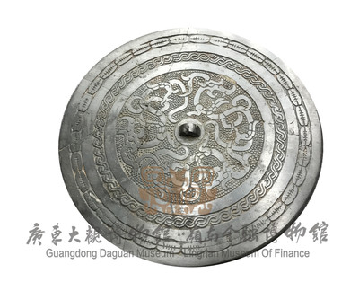 贝纹边饰交龙纹镜