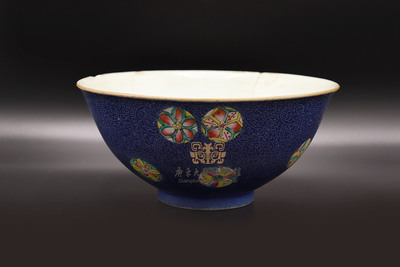 清代-蓝彩轧道皮球花纹碗