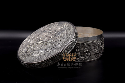 清代-刀马人物银盖盒