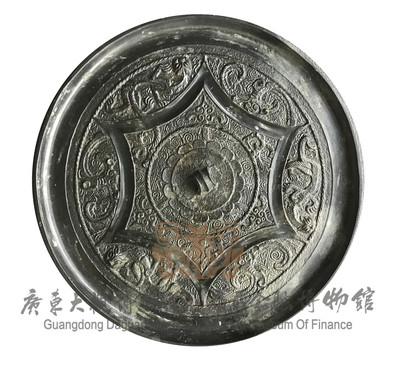 六连弧三瑞虎花卉纹镜